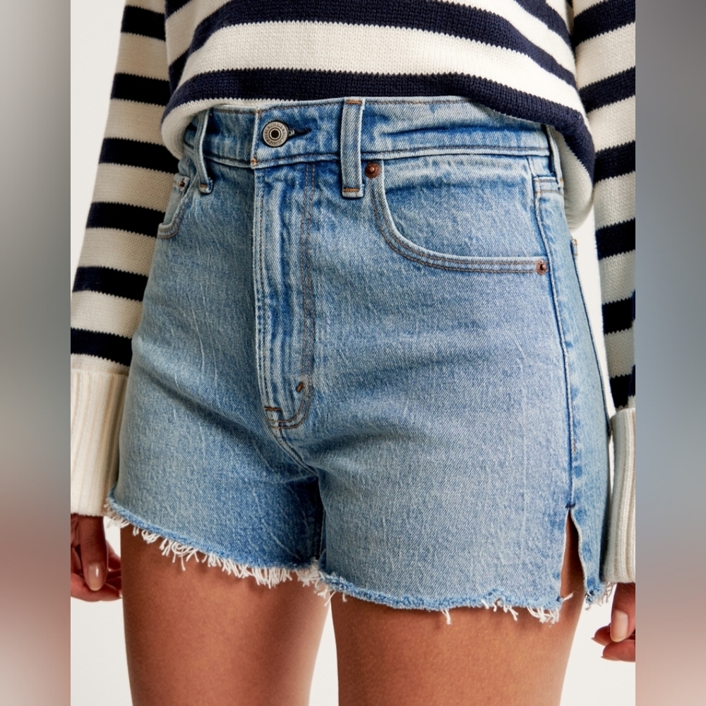 ☆Abercrombie & Fitch The Mom Short High Rise Light Blue Denim Split Hem Shorts☆